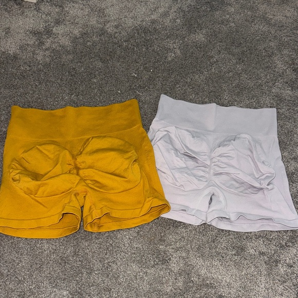 Amazon Essentials Women's Shorts - Yellow and White - Picture 2 of 2